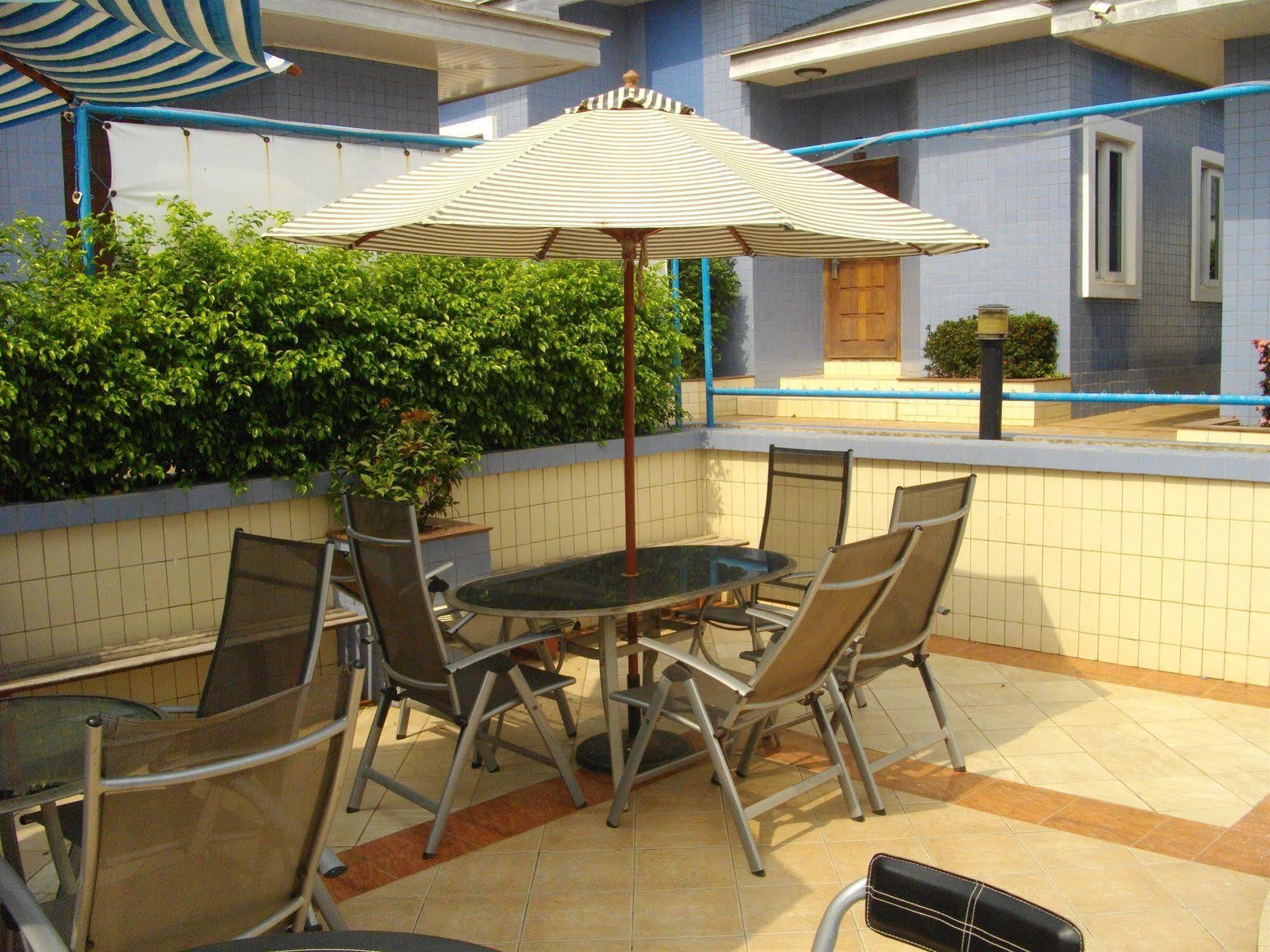 De Holiday Beach Hotel Kokrobite Exteriör bild